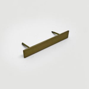 Plaque nominative avec épingles